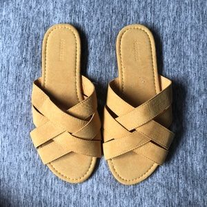 Textured cute sandals.